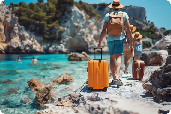 Turista com mala de viagem aproveitando a natureza